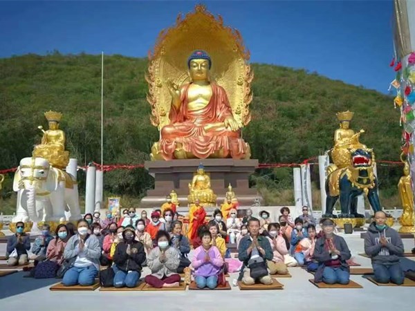 พระไตรภาคีฮวาเหยียนสำริดขนาดใหญ่ ณ วัดเป่าซาน ประเทศไทย